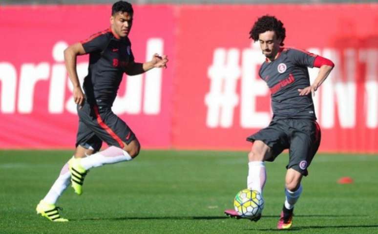 Valdívia pode começar jogando contra o Botafogo(Foto: Divulgação)