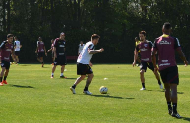 Argentino Buffarini treinou na lateral esquerda nesta segunda-feira (Foto: Felipe Espíndola/saopaulofc.net)