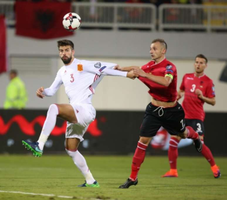 Pique, sobre cortas as mangas da camisa: 'Estavam me incomodando' (GENT SHKULLAKU / AFP)