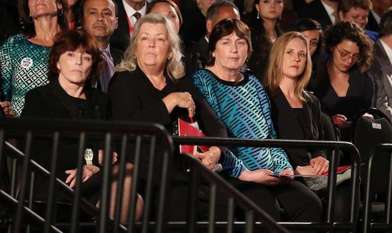 Kathleen Willey, Juanita Broaddrick e Kathy Shelton assistiram ao debate na primeira fila do auditório da Universidade Washington, em Saint Louis.