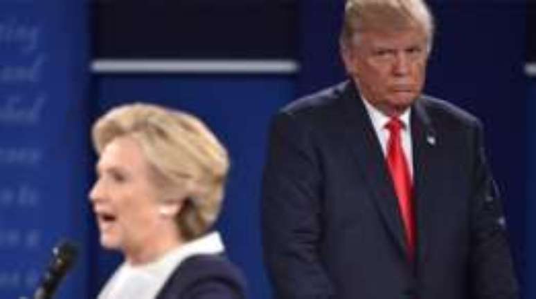 O segundo debate presidencial americano não teve púlpitos; Donald Trump e Hillary Clinton responderam às perguntas da plateia e dos moderadores caminhando pelo palco.