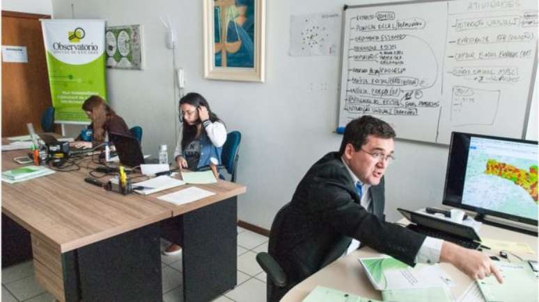Klein e equipe no Observatório Social de São José: pente fino em Diários Oficiais, portais de transparência, projetos de lei e sessões na Câmara