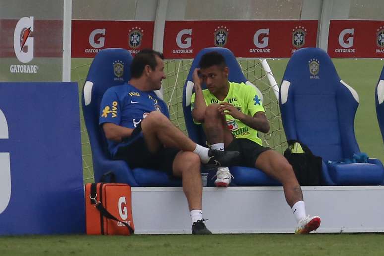 Dunga e Neymar conversam durante treinamento na época em que o técnico comandava a Seleção Brasileira