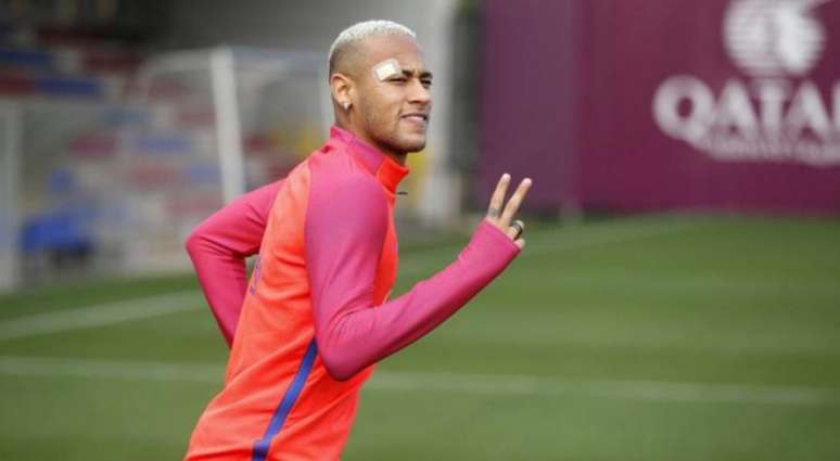 Treino do Barcelona: Neymar usou um curativo no supercílio, devido à cotovelada sofrida na goleada diante da Bolívia, na última quinta-feira(Foto: Reprodução / Twitter FC Barcelona)