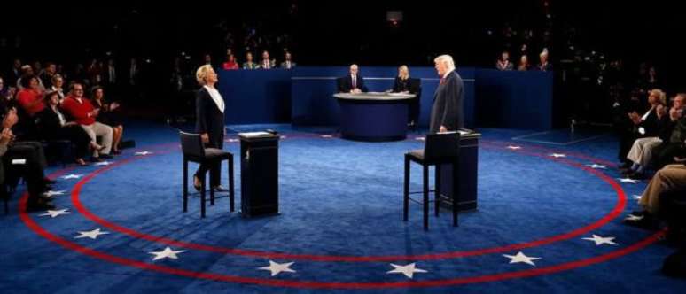 Hillary Clinton e Donald Trump participaram do segundo debate presidencial neste domingo