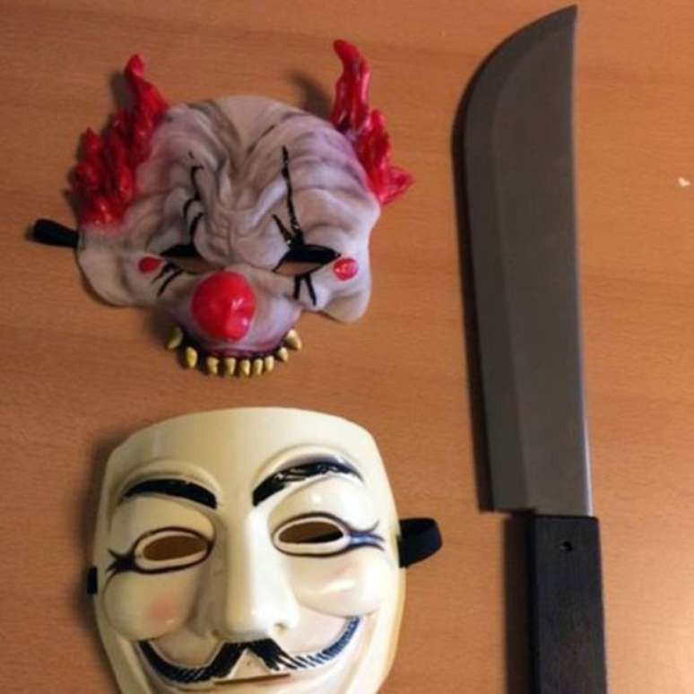 Um menino de 12 anos foi detido com máscaras e uma faca de plástico quando assustava outras crianças em uma escola de Durham, na Grã-Bretanha