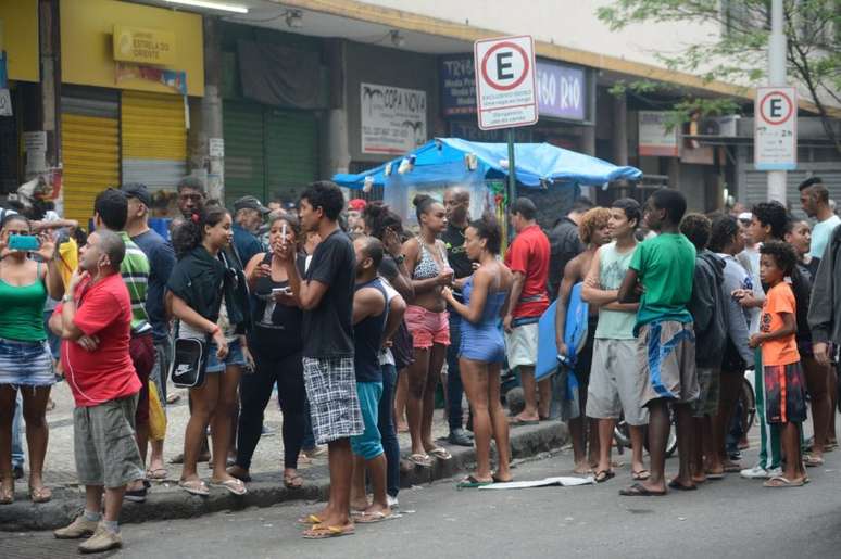 Os comerciantes fecharam as portas na Rua Saint Roman, que dá acesso à comunidade e, segundo o comando da UPP do Pavão, não há registro de confrontos na área. 