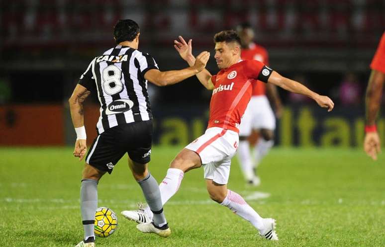 Alex, do Inter, tenta tomar a bola de Dudu Cearense, do Botafogo