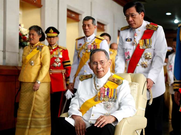 Fotografia de arquivo de dizembro de 2012 de Bhumibol Adulyadej, rei da Tailândia