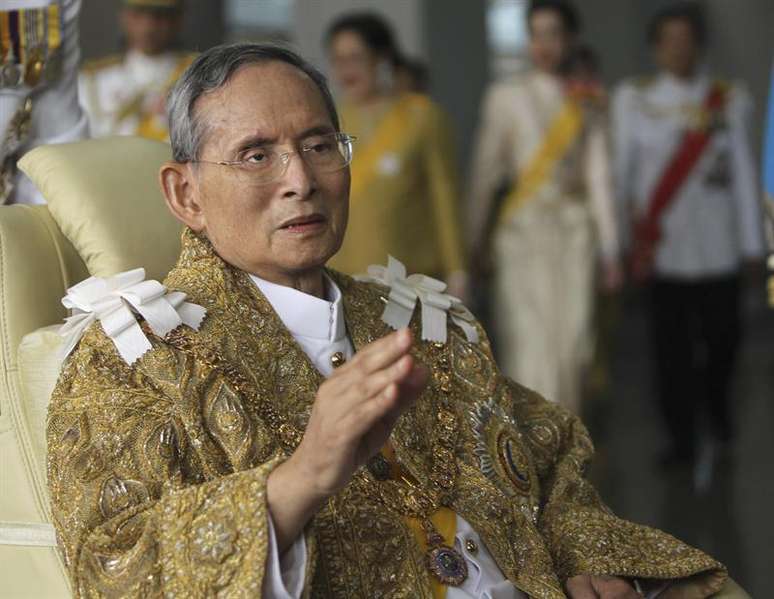 Fotografia de arquivo de dizembro de 2010 de Bhumibol Adulyadej, rei da Tailândia