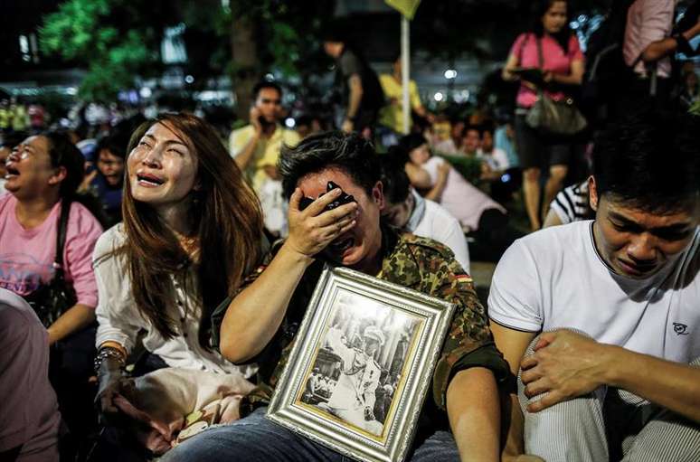 Tailandeses em frente ao hospital Siriraj choram após saberem da morte do rei Bhumibol Adulyadej