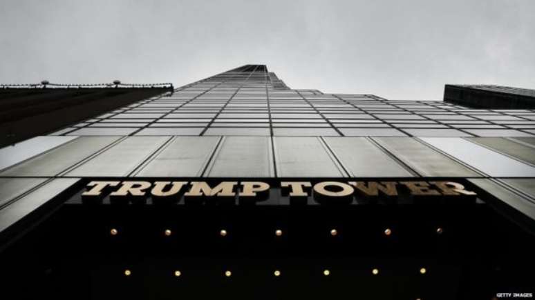 Rachel Crooks denunciou Donald Trump alegando ter sido beijada à força dentro do edifício Trump Tower, em Nova York. 
