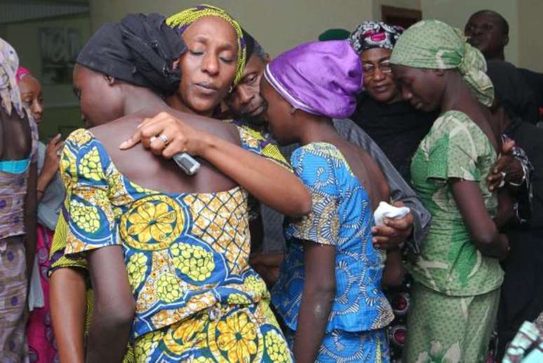 A esposa do vice-presidente da Nigéria, Oludolapo Osinbajo, consola uma das 21 meninas de Chibok libertadas após mais de dois anos de sequestro pelo grupo terrorista Boko Haram