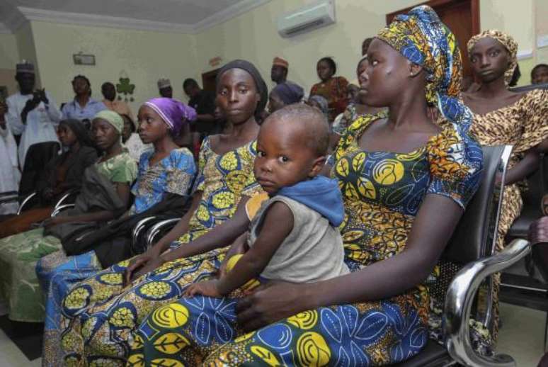 Algumas das 21 meninas de Chibok, libertadas após mais de dois anos em cativeiro, depois de negociações com o grupo terrorista Boko Haram