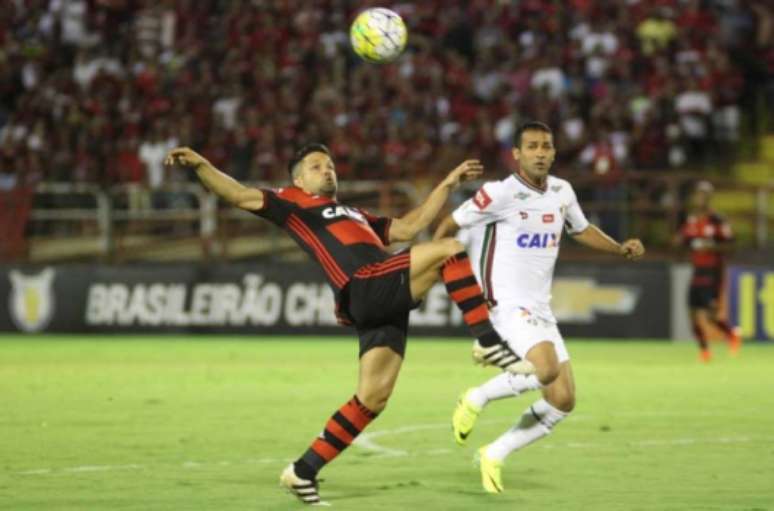 Diego disputa jogada com Pierre (Foto:Gilvan de Souza/Flamengo)
