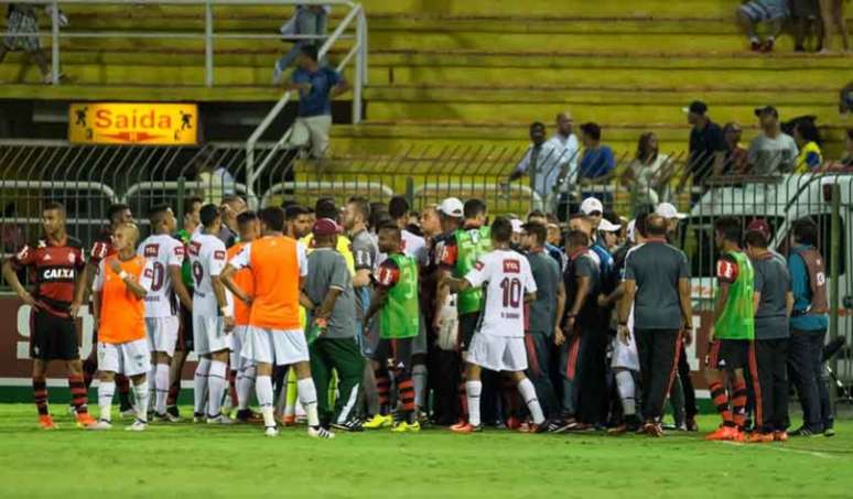 Clássico ficou interrompido por cerca de 13 minutos no Raulino de Oliveira (Foto:Celso Pupo / Fotoarena)