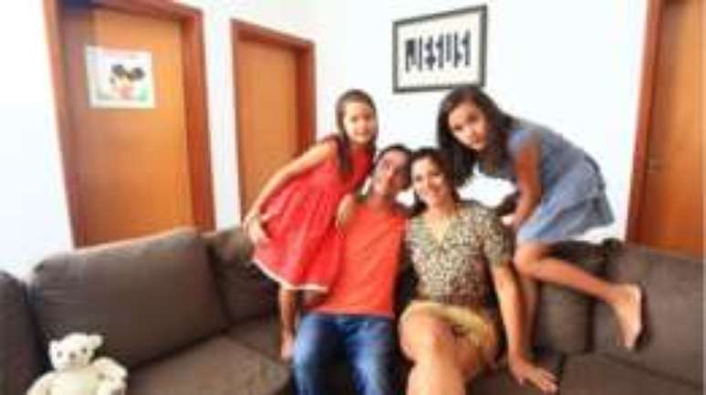 Gabriel com a mulher e filhas