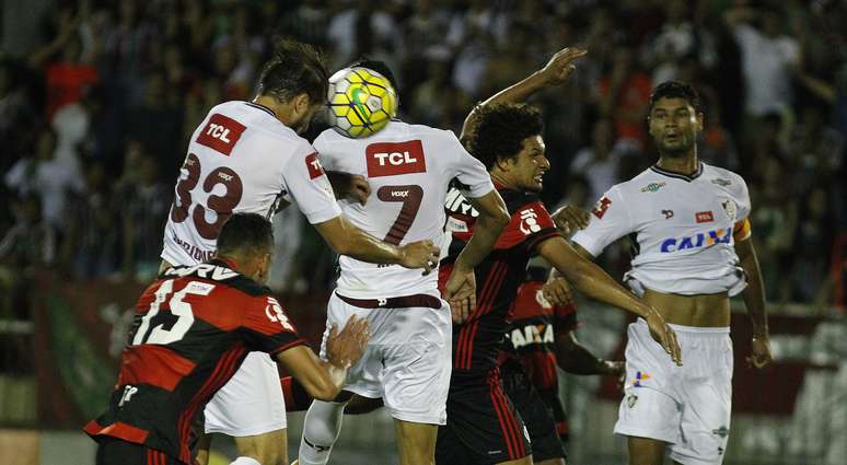 Lance de Fluminense x Flamengo pelo Campeonato Brasileiro
