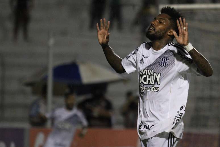 Rhayner, da Ponte Preta, comemora seu gol 