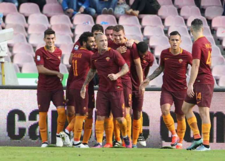 Jogadores comemoram o segundo gol de Dzeko na partida (Foto: Carlo Hermann / AFP)