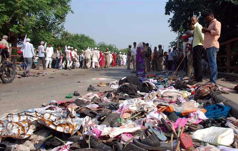 Pertences das vítimas do tumulto na ponte Rajghat, que liga a cidade de Varanasi, no norte da Índia, e que é considerada sagrada por várias religiões do país