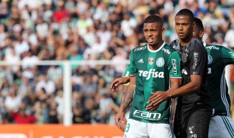 Atacante estava pendurado e agora está fora da partida contra o Sport (Foto: Cristiano Andujar/AGIF)