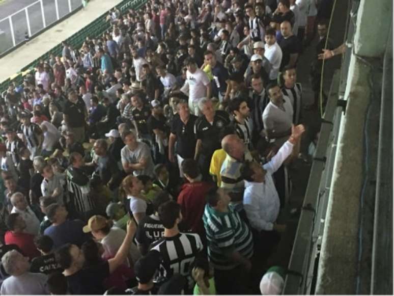 Torcedores do Figueirense xingam Alberto Valentim (Foto: Thiago Ferri)