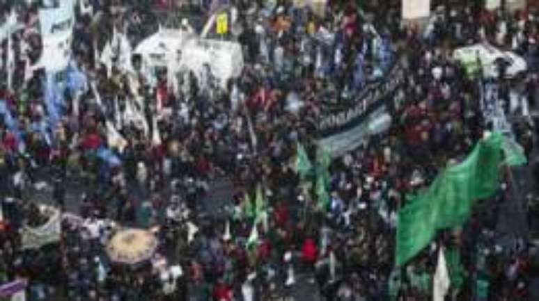 Argentinos protestam contra Macri em Buenos Aires