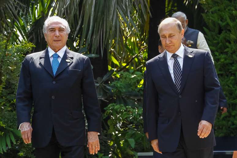 O presidente Michel Temer  ao lado de Vladimir Putin, da Rússia