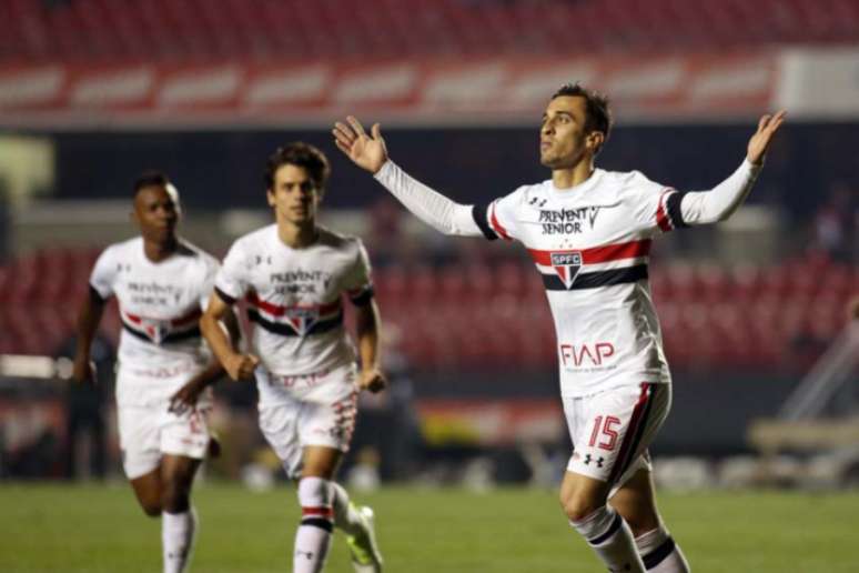 João Schmidt comemora gol contra o Fluminense no Morumbi no primeiro turno (Foto: Eduardo Viana)