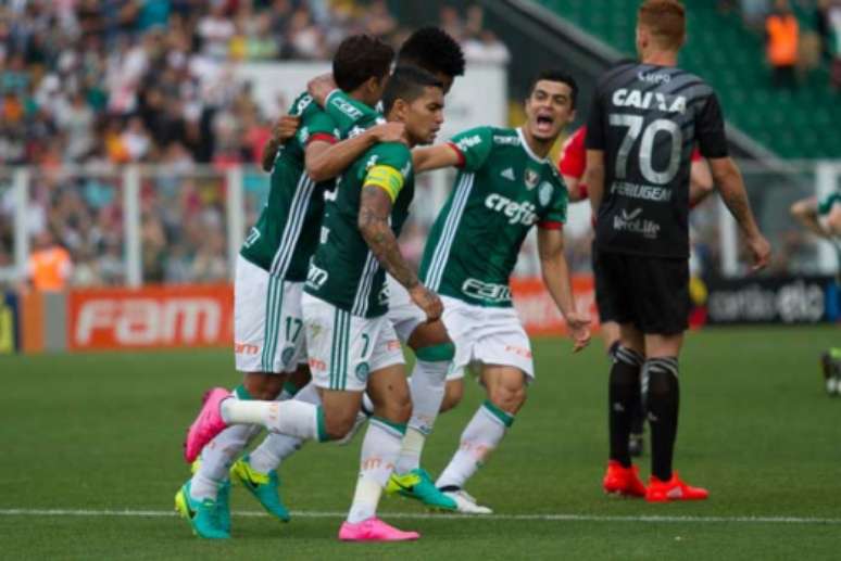 Jean é abraçado por seus companheiros após marcar contra o Figueira (Foto: Agencia Elêvem/Lancepress!)