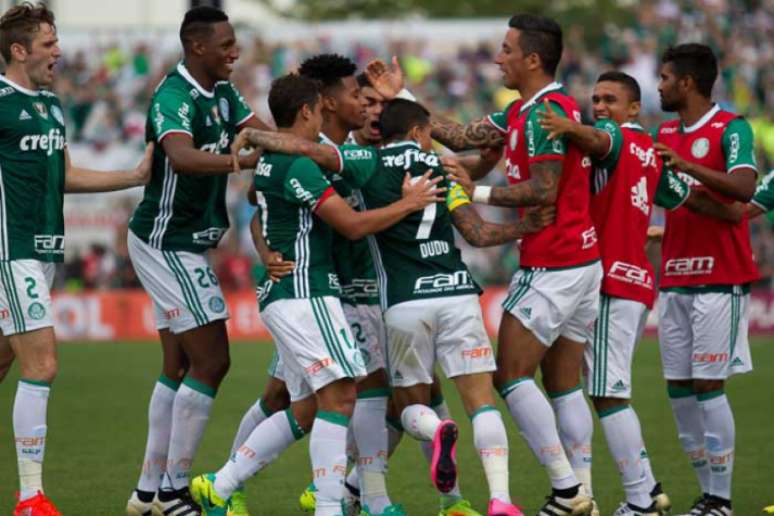 Jogadores do Palmeiras comemoram na vitória sobre o Figueirense (Foto: Agencia Elêvem/Lancepress!)