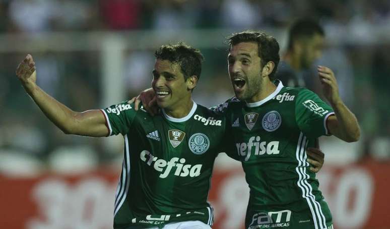 Jean comemora com Allione um dos gols que marcou na vitória do Palmeiras contra o Figueirense, nesse domingo (16)