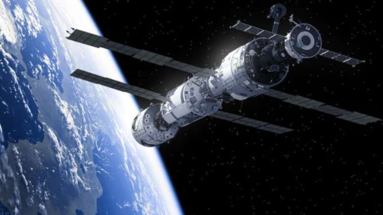 Na Estação Espacial Internacional, astronautas estão protegidos de raios cósmicos porque a magnetosfera da Terra funciona como escudo contra radiação