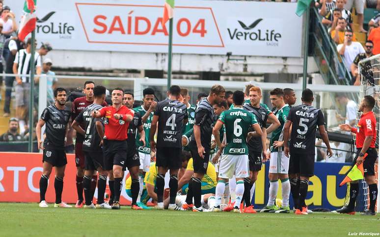 Jogadores do Figueirense cercam o árbitro após lance polêmico que originou uma cobrança de pênalti a favor do Palmeiras
