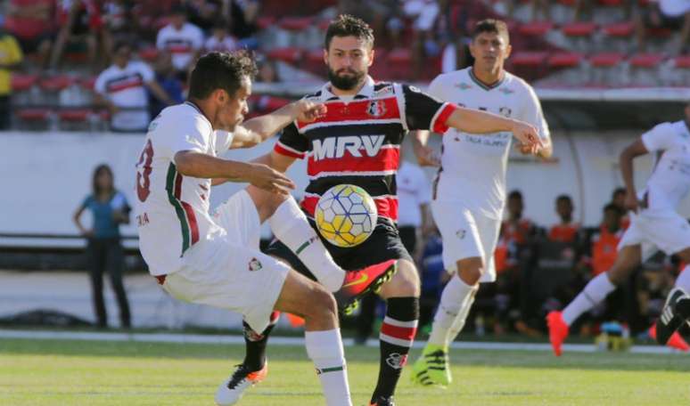Gustavo Scarpa domina a bola diante de marcador do Santa Cruz (Foto: Carlos Ezequiel Vannoni/Ag)
