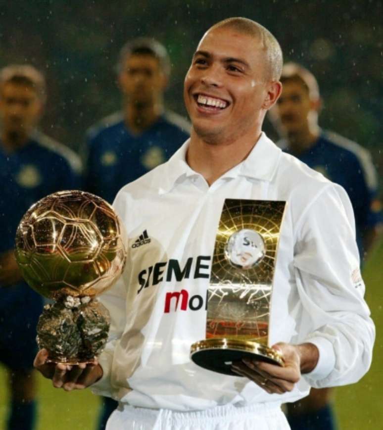 Em 2002, Ronaldo conquistou o prêmio de melhor do mundo da Fifa e da revista France Football (Foto: AFP)