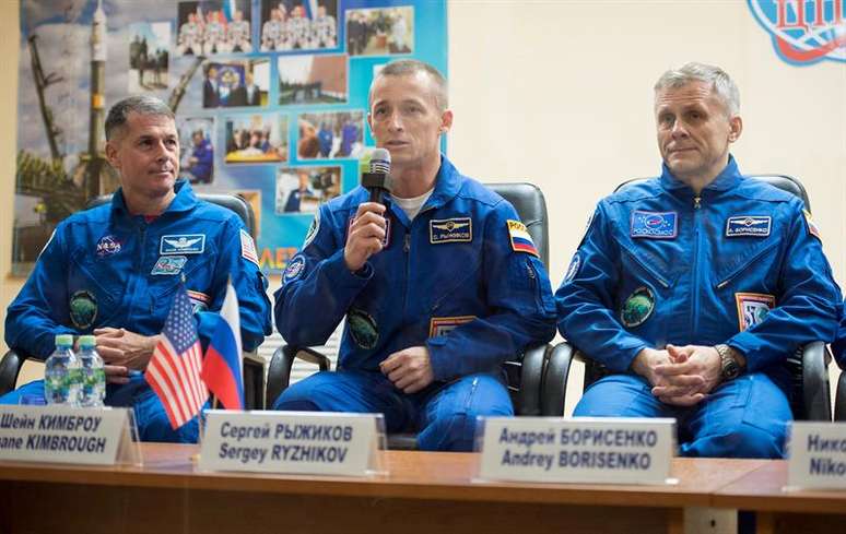O astronauta americano da Nasa, Shane Kimbrough e os cosmonautas russos Sergei Rizhikov (comandante) e Andrei Borisenko