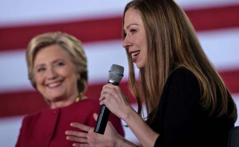 Chelsea Clinton fala em um evento de campanha da mãe; filha foi alvo de críticas de assessor