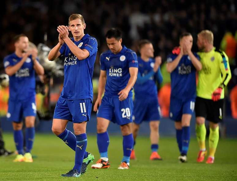 Jogadores do Leicester comemoram a vitória que deixa o time perto da classificação