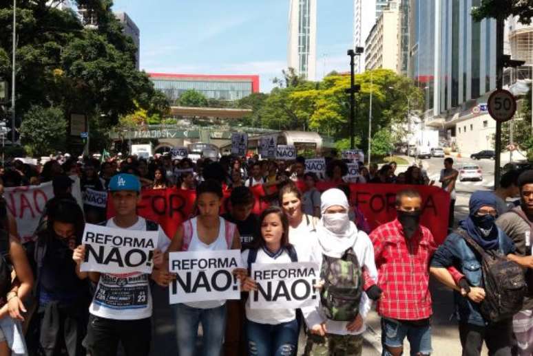 Após concentração no vão-livre do Masp, o grupo seguiu pela Avenida 9 de Julho até a Secretaria de Educação, na Praça da República