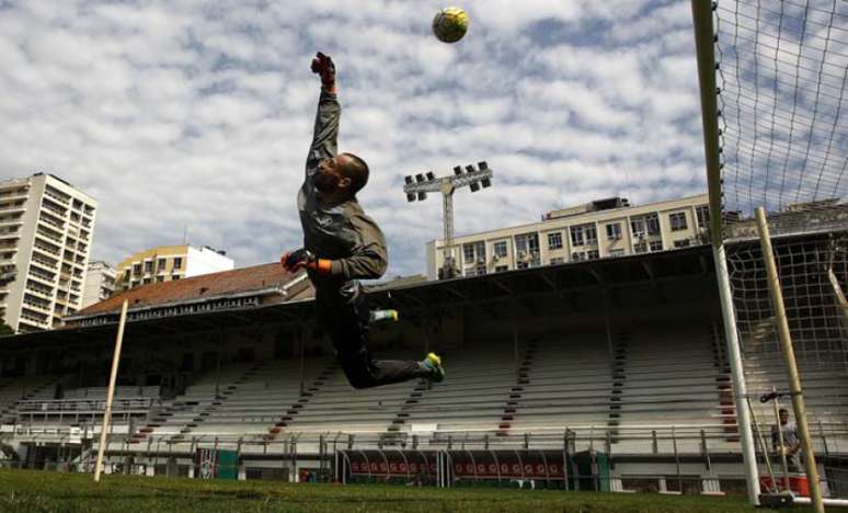 Diego Cavalieri já havia voltado aos treinos, mas sentiu nova lesão muscular (Foto: Nelson Perez/Fluminense)