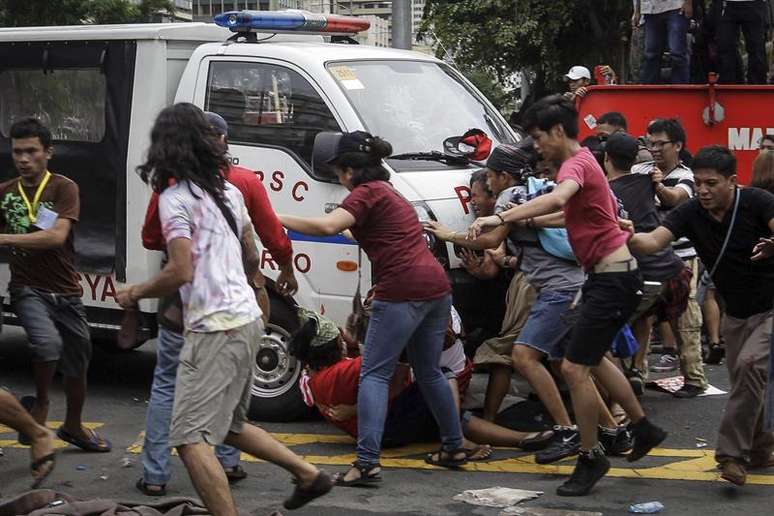 Carro da polícia atropela manifestantes nas Filipinas