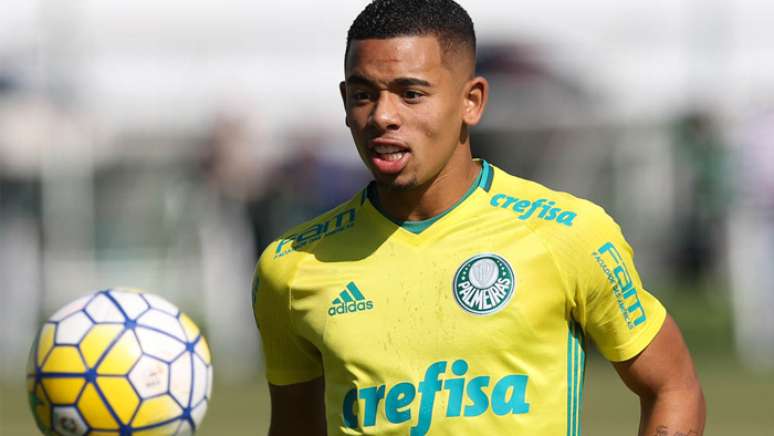 O atacante Gabriel Jesus é um dos poucos titulares relacionados para enfrentar o Grêmio pela Copa do Brasil