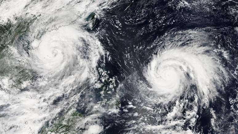 Imagem de satélite mostra os tufões Haima (dir) e Sarika (esq) próximos das Filipinas