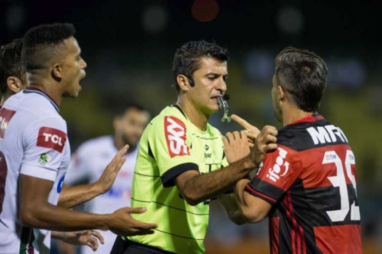 Clássico teve polêmica na arbitragem (Foto:Celso Pupo / Fotoarena)