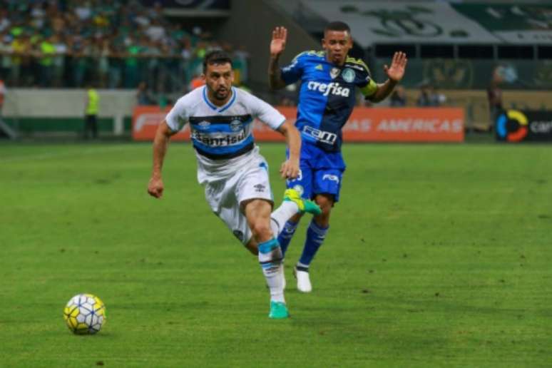 Gabriel Jesus não recebeu cartão contra o Grêmio, mas admite que tem já levou demais (Foto: Jales Valquer)