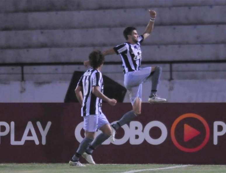 Pimpão pula para celebrar o quinto triunfo consecutivo do Botafogo no Brasileirão (foto:Aldo Carneiro)