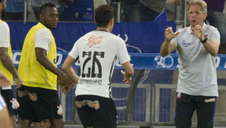 Oswaldo cumprimenta Rodriguinho no lance do primeiro gol do Corinthians no Mineirão (Foto: Daniel Augusto Jr)