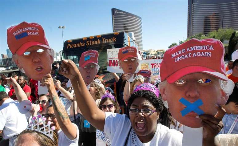 Manifestantes protestam contra o candidato presidencial republicano Donald Trump